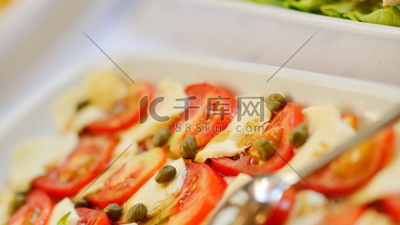 小标题：预制菜兴起，上班族的新选择